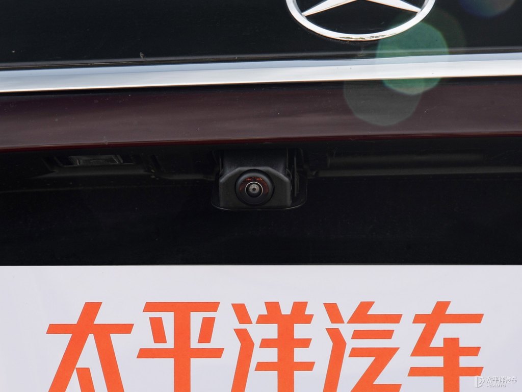 曜巖黑奔馳E級(jí)車尾外觀圖片