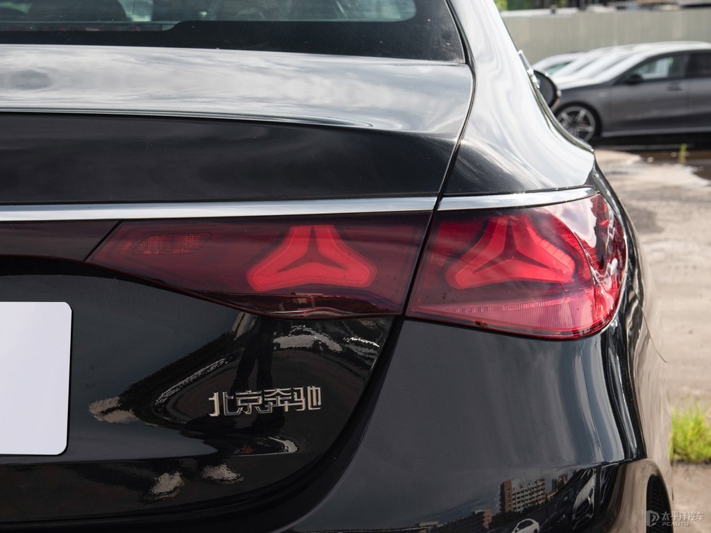 曜巖黑奔馳E級車尾外觀圖片