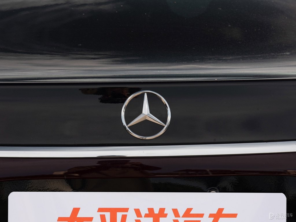 曜巖黑奔馳E級(jí)車尾外觀圖片
