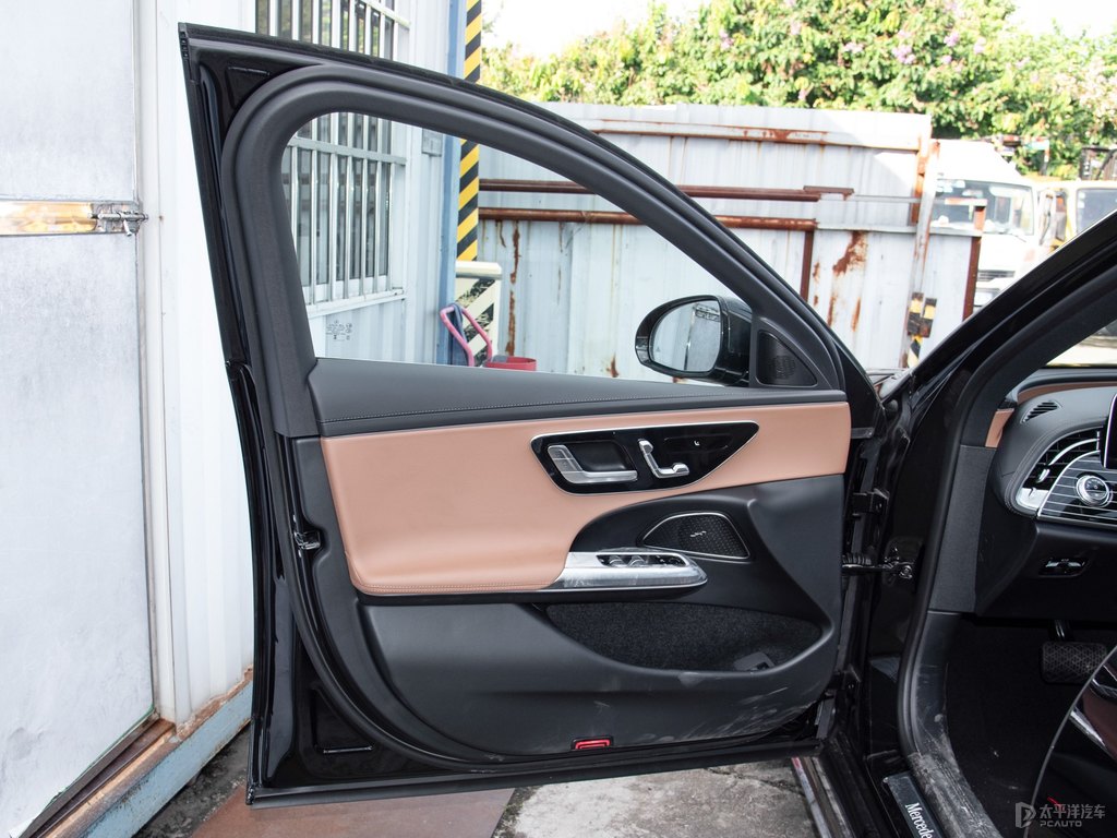 曜巖黑奔馳E級(jí)車廂內(nèi)飾圖片