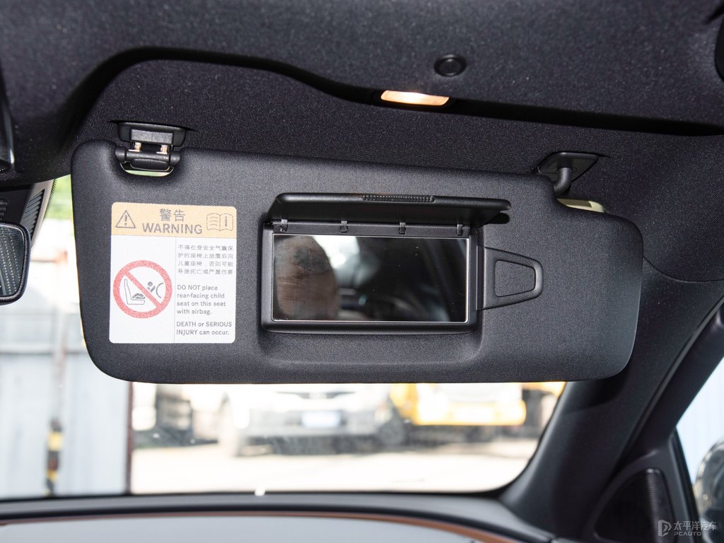 曜巖黑奔馳E級車廂內(nèi)飾圖片