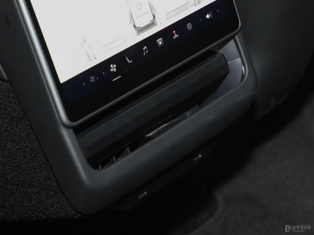 珍珠白Model 3座椅內(nèi)飾圖片