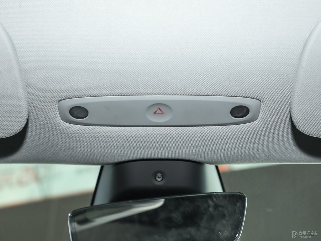 珍珠白Model 3車廂內(nèi)飾圖片
