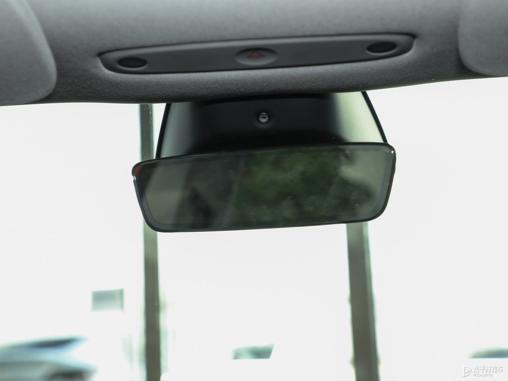珍珠白Model 3車廂內(nèi)飾圖片