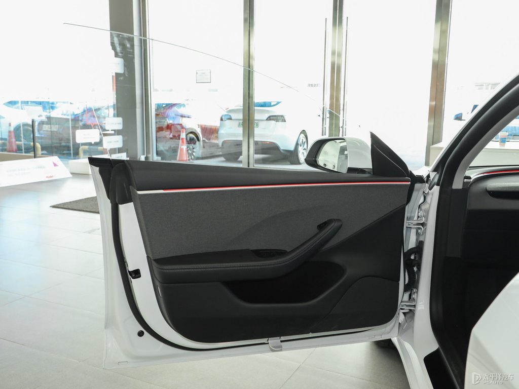 珍珠白Model 3車廂內(nèi)飾圖片