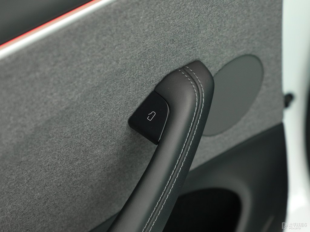 珍珠白Model 3車廂內(nèi)飾圖片