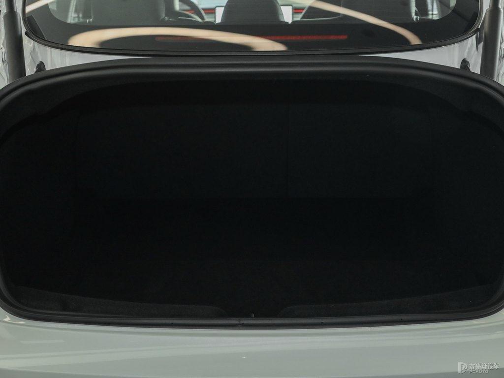 珍珠白Model 3后備廂空間圖片