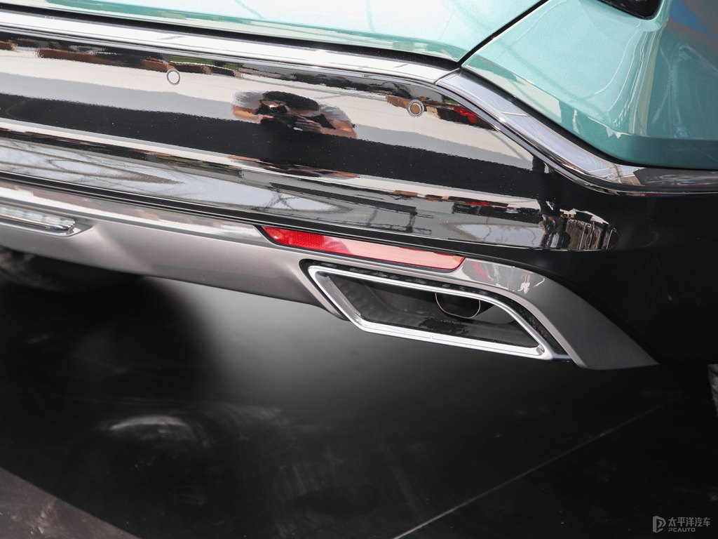 墨脫綠凱迪拉克XT5車尾外觀圖片
