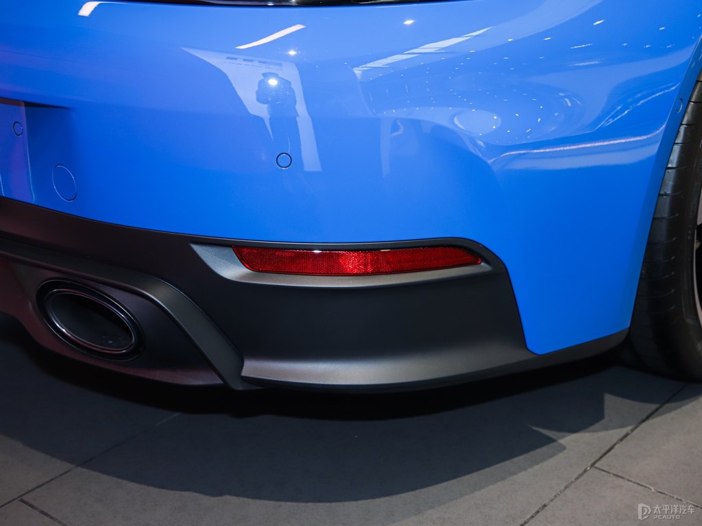 盧加諾藍(lán)保時(shí)捷911車尾外觀圖片