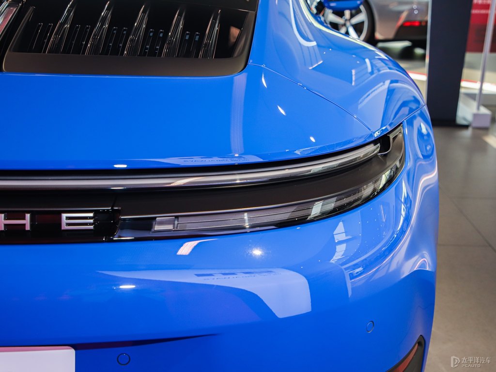 盧加諾藍保時捷911車尾外觀圖片