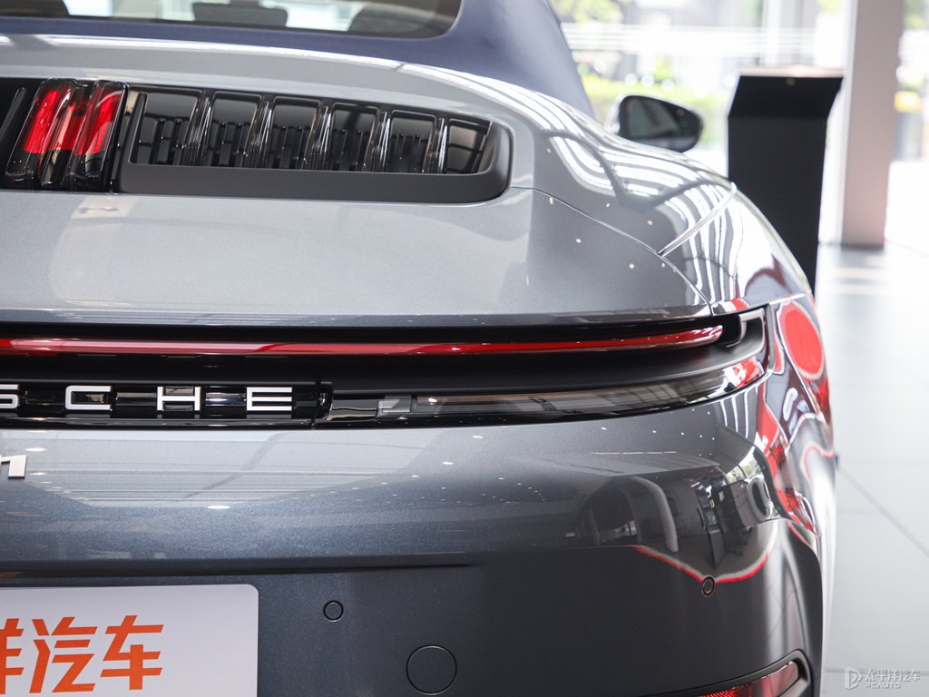 銀釩灰保時(shí)捷911車尾外觀圖片