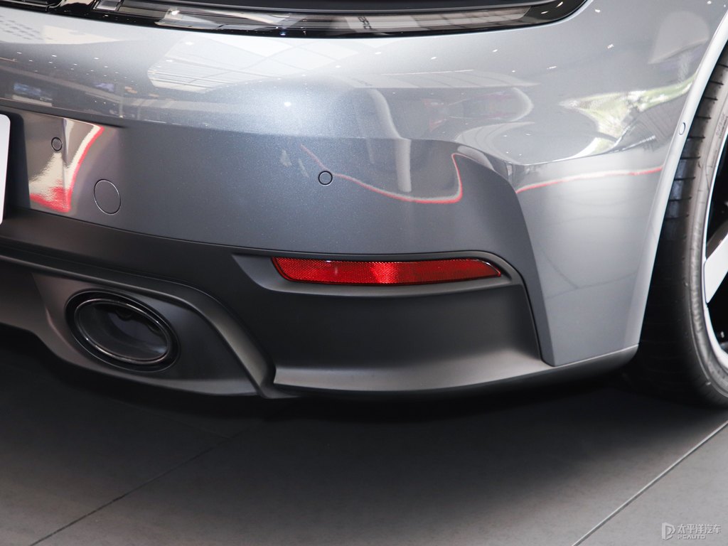 銀釩灰保時捷911車尾外觀圖片