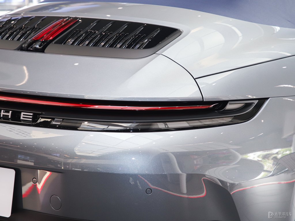 銀釩灰保時(shí)捷911車尾外觀圖片