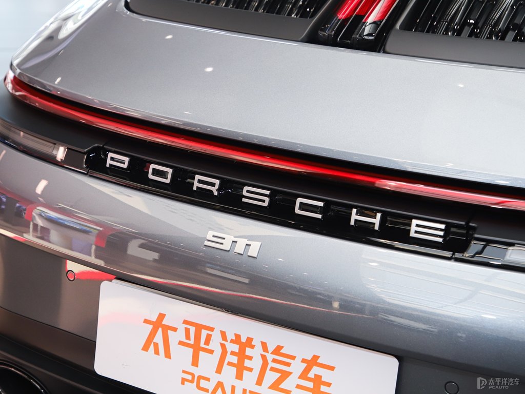 銀釩灰保時捷911車尾外觀圖片