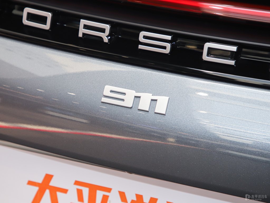 銀釩灰保時(shí)捷911車尾外觀圖片