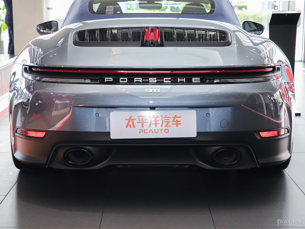 銀釩灰保時捷911車尾外觀圖片