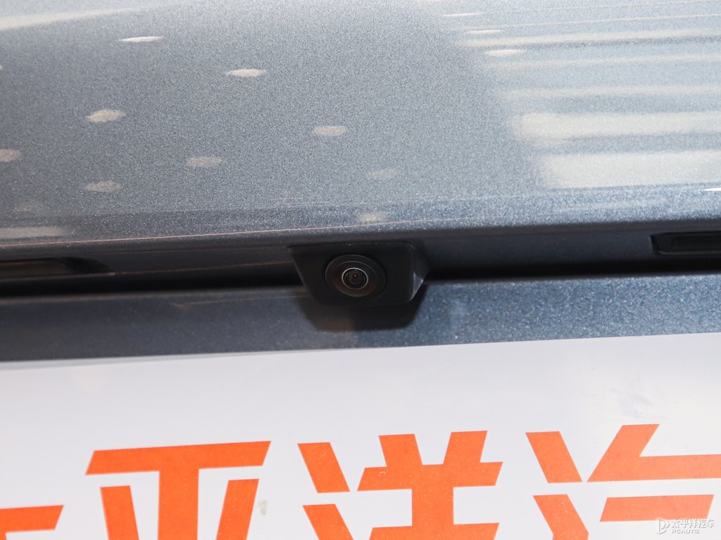 銀釩灰保時(shí)捷911車尾外觀圖片