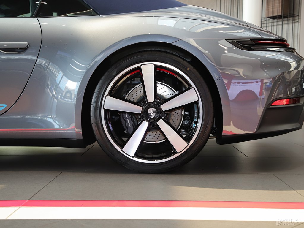 銀釩灰保時(shí)捷911車身外觀圖片