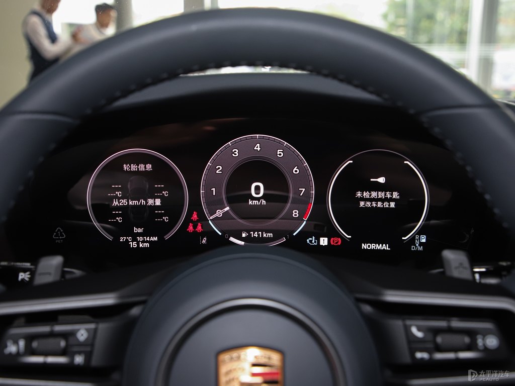 銀釩灰保時(shí)捷911中控內(nèi)飾圖片