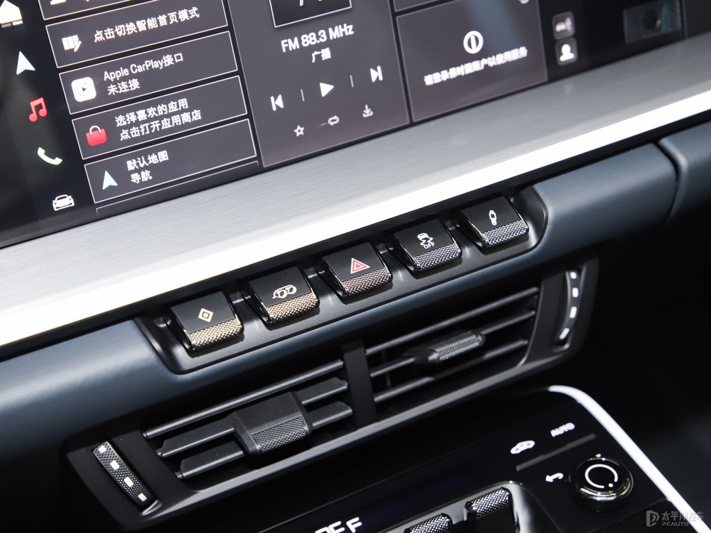 銀釩灰保時(shí)捷911中控內(nèi)飾圖片