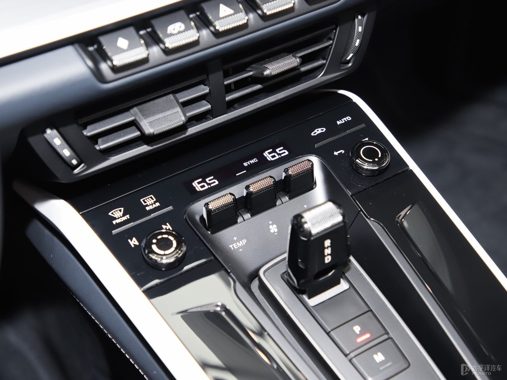 銀釩灰保時(shí)捷911中控內(nèi)飾圖片