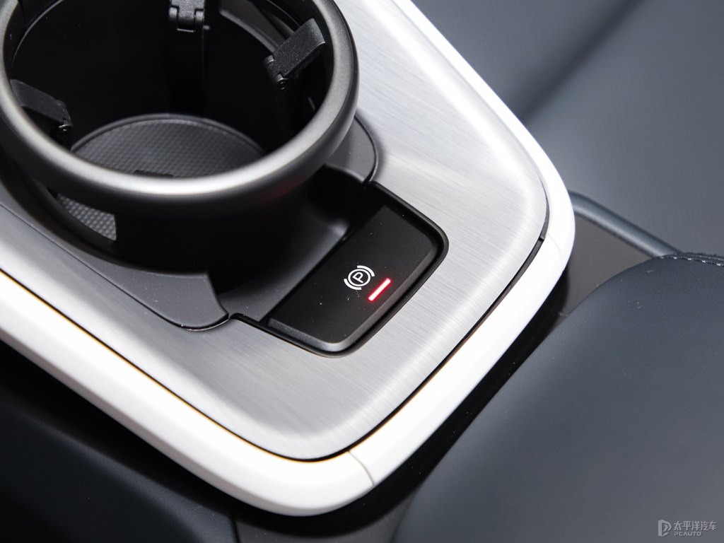 銀釩灰保時(shí)捷911中控內(nèi)飾圖片