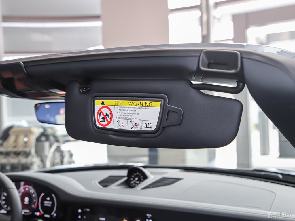 銀釩灰保時捷911車廂內(nèi)飾圖片