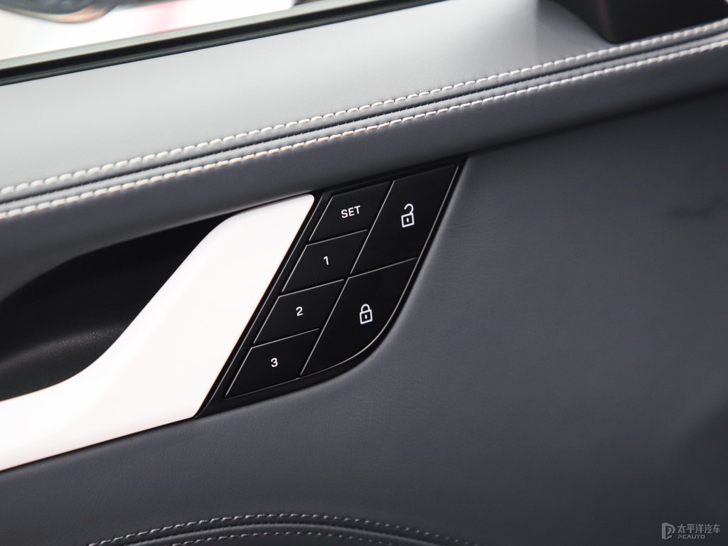 銀釩灰保時(shí)捷911車廂內(nèi)飾圖片