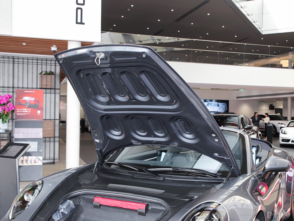 銀釩灰保時捷911后備廂空間圖片