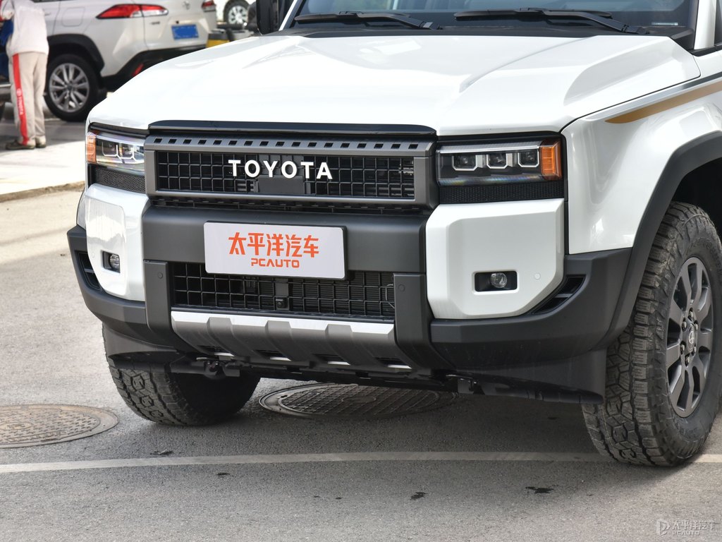 鉑金白普拉多車頭外觀圖片