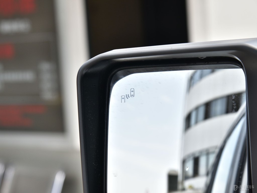 鉑金白普拉多車身外觀圖片