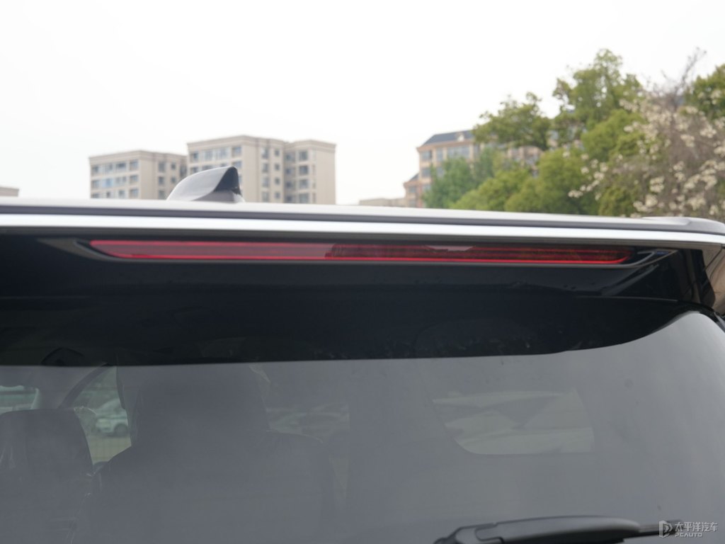 晶鉆紫別克GL8車尾外觀圖片