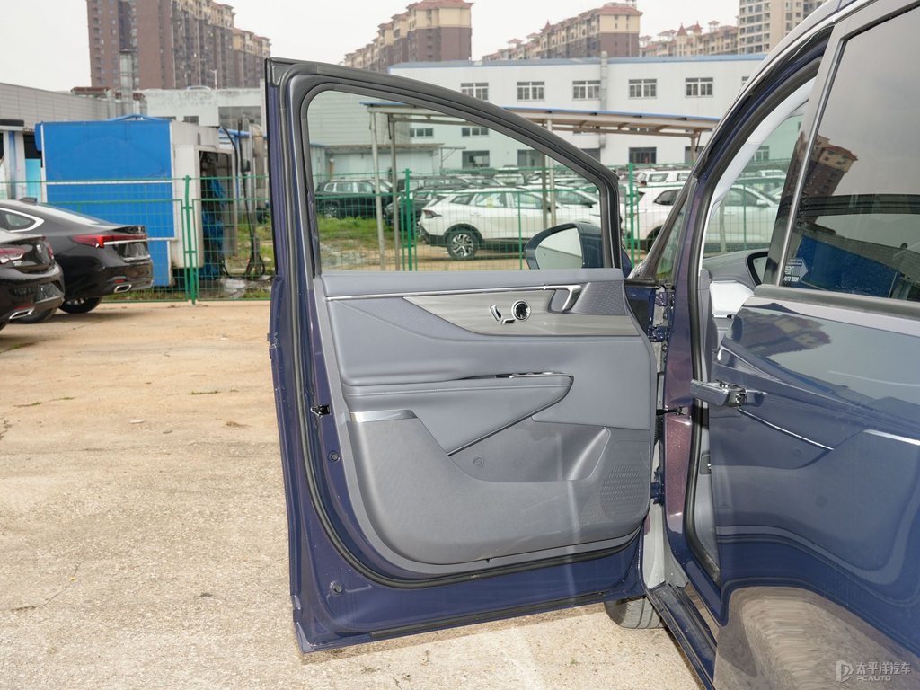 晶鉆紫別克GL8車廂內(nèi)飾圖片