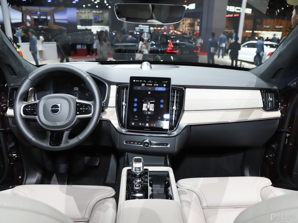 森莓紅沃爾沃XC90中控內(nèi)飾圖片
