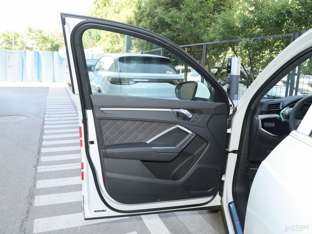 奧迪Q3車廂內(nèi)飾圖片