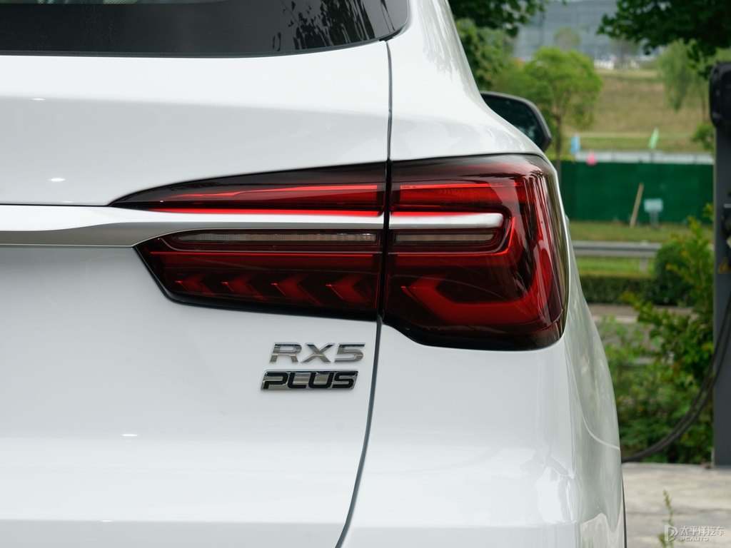 月光白榮威RX5車尾外觀圖片