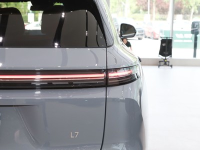 理想L7 車尾設(shè)計