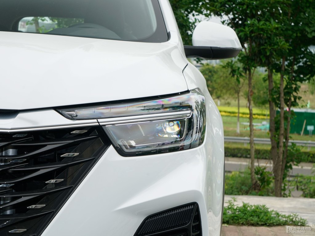 月光白榮威RX5車頭外觀圖片