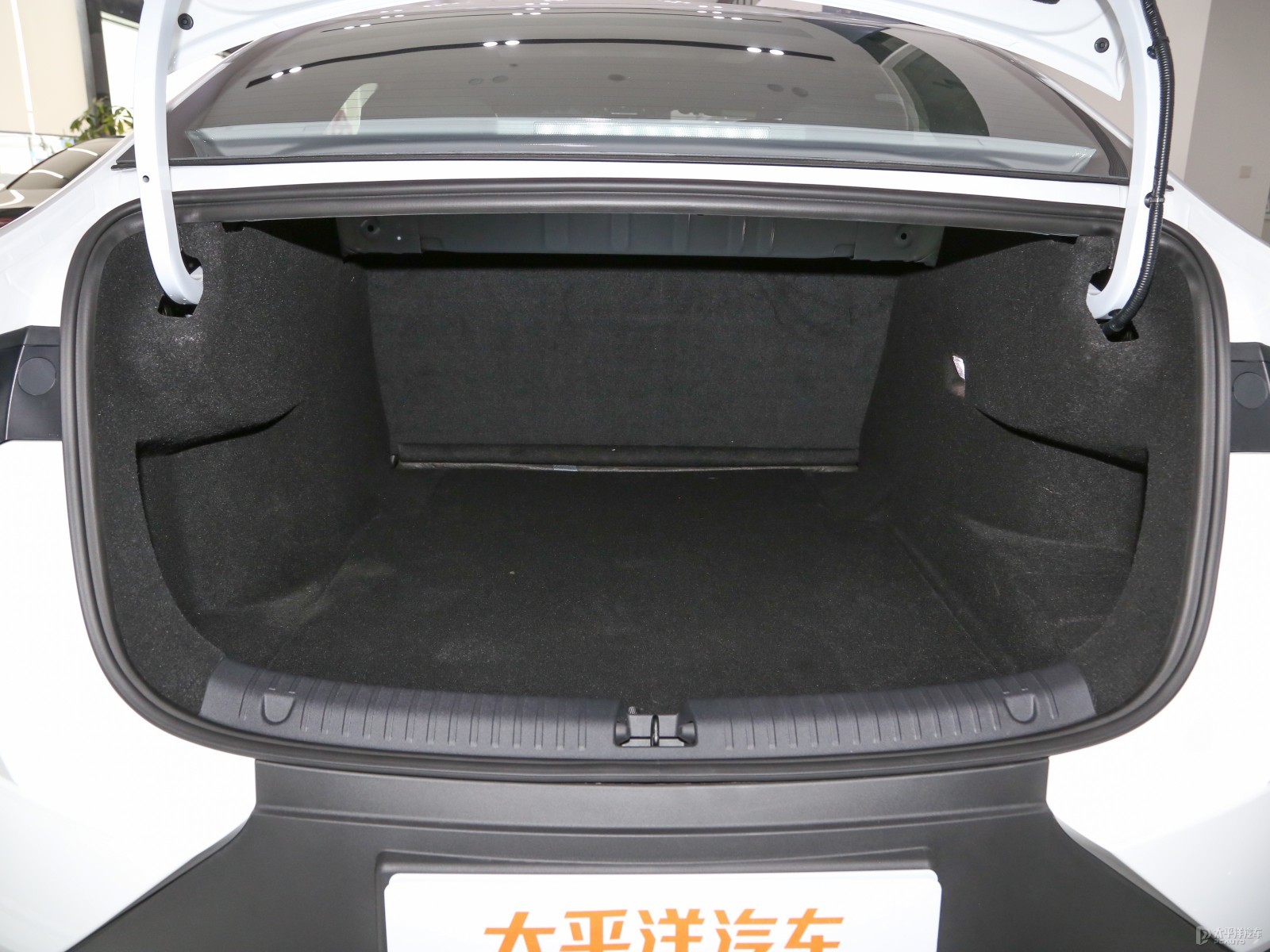 比亞迪e7空間高清大圖