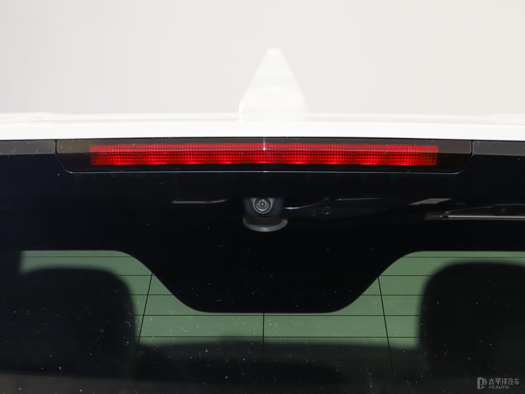 阿拉斯加白凱迪拉克XT4車尾外觀圖片