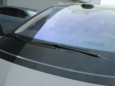 理想MEGA 車身側(cè)面