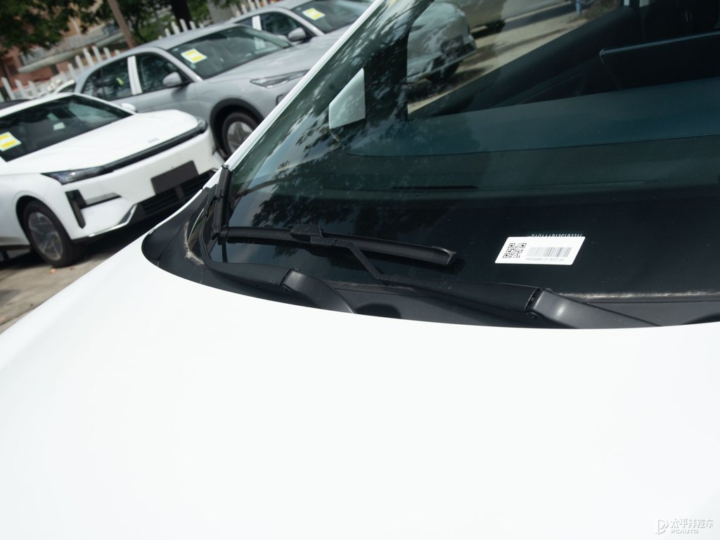極地白AION Y車身外觀圖片