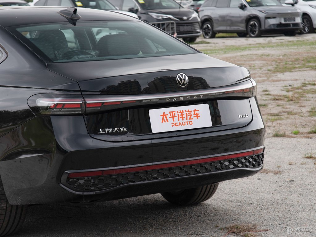 超感黑帕薩特車尾外觀圖片