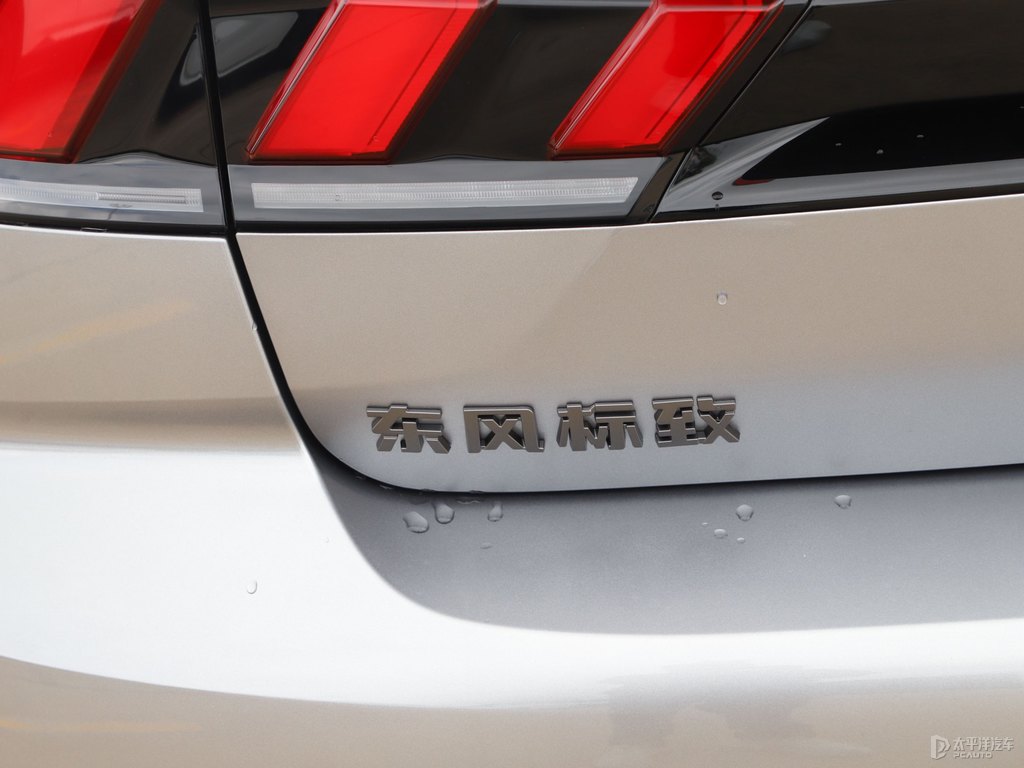 銀翼灰標致508車尾外觀圖片