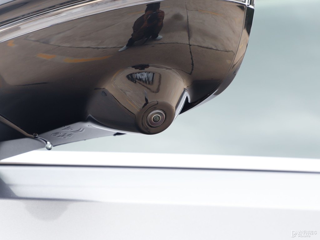銀翼灰標致508車身外觀圖片