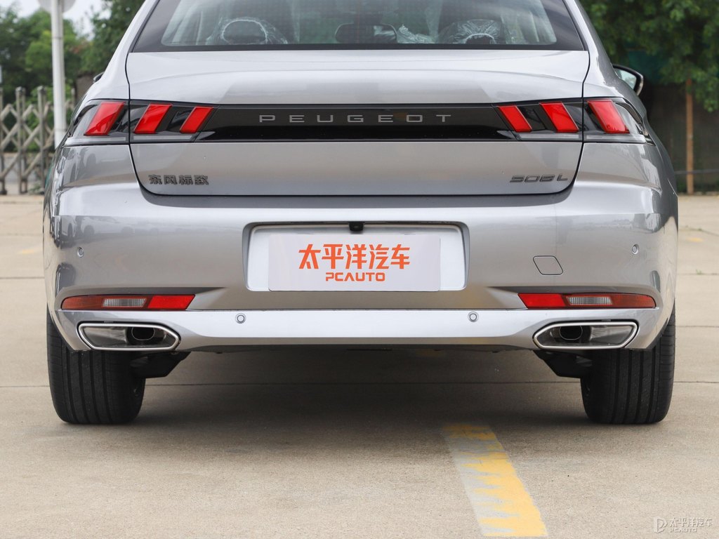 銀翼灰標致508車尾外觀圖片
