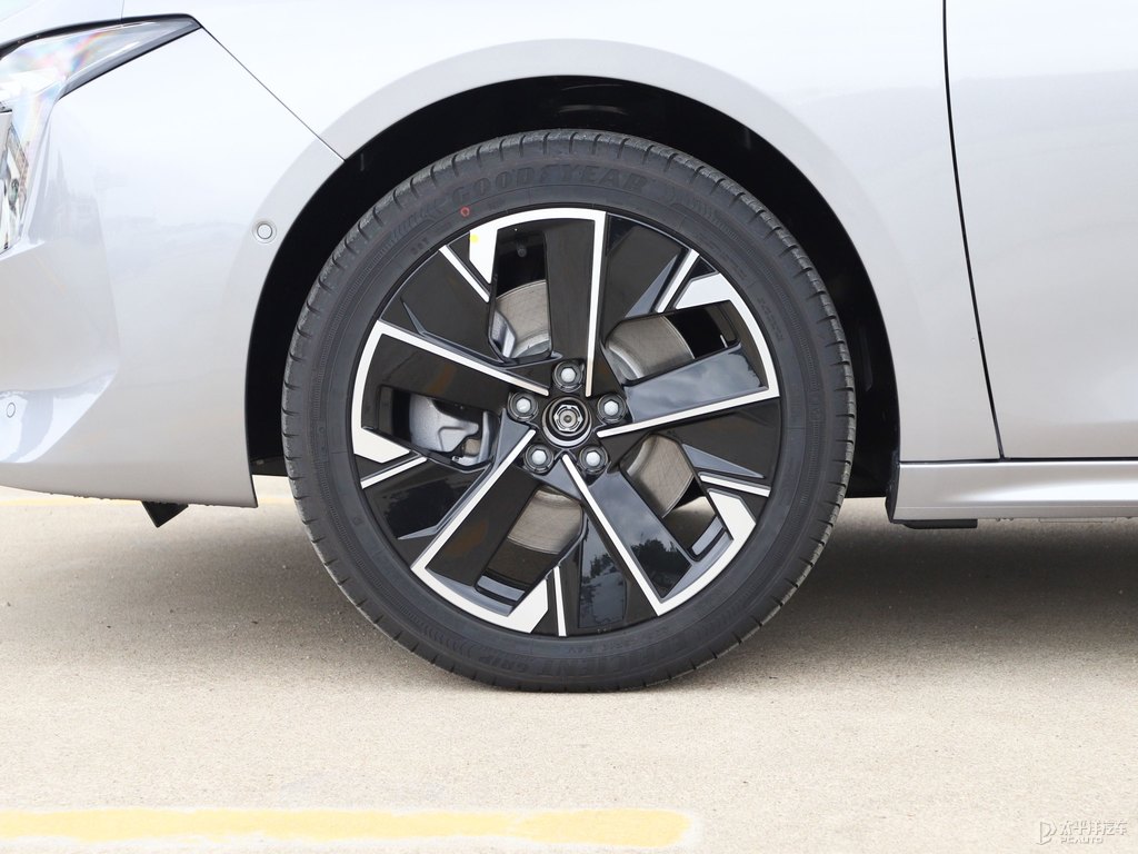 銀翼灰標(biāo)致508車(chē)身外觀圖片