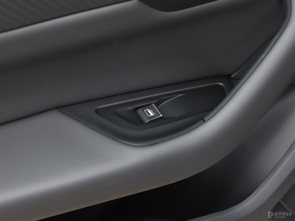 銀翼灰標(biāo)致508車廂內(nèi)飾圖片