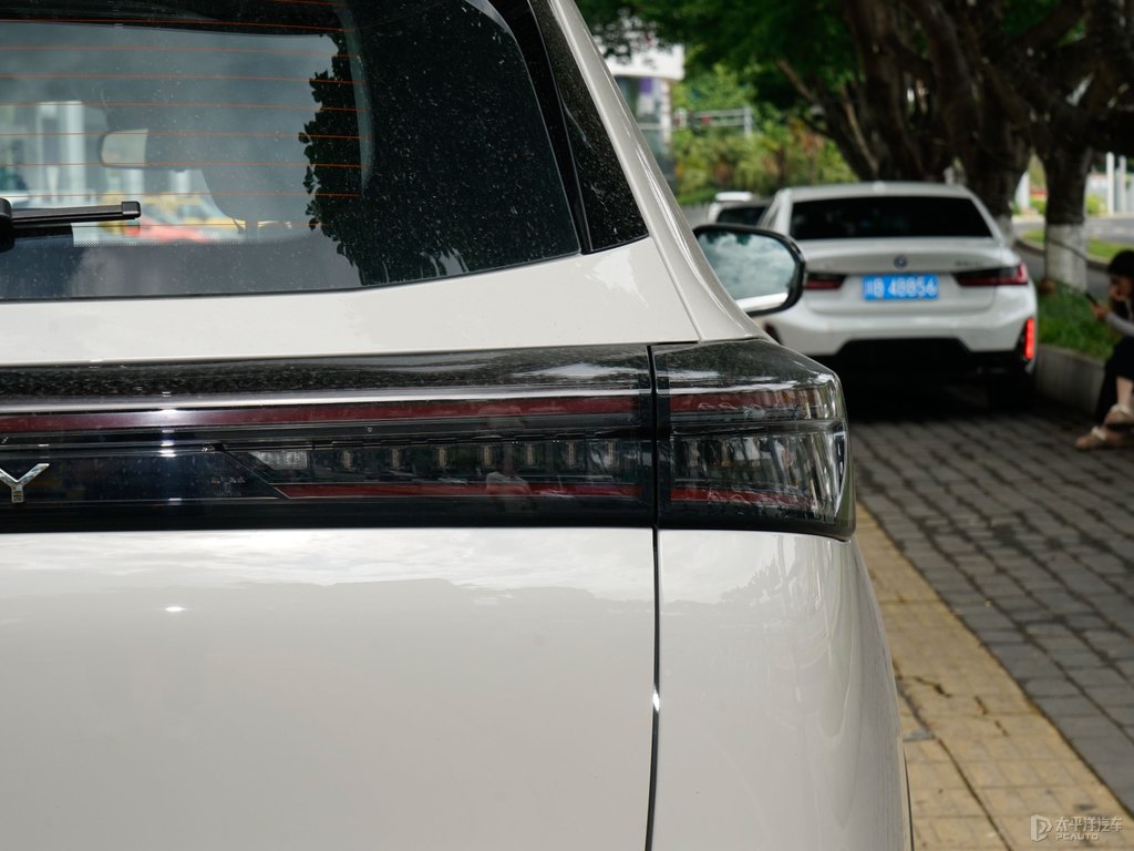 淺云灰瑞虎8 PLUS車尾外觀圖片