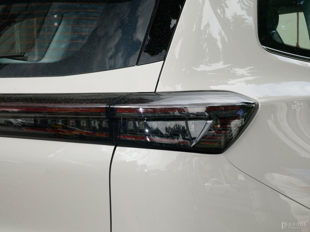 淺云灰瑞虎8 PLUS車尾外觀圖片